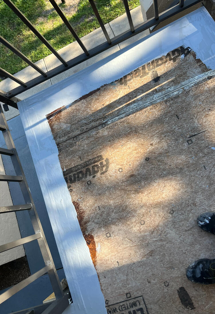 This perimeter reinforcement utilizes a polyurethane base coat embedded with polyamide knitted mesh. This critical edge detailing ensures a secure, monolithic bond at the transitions prior to the main field application.