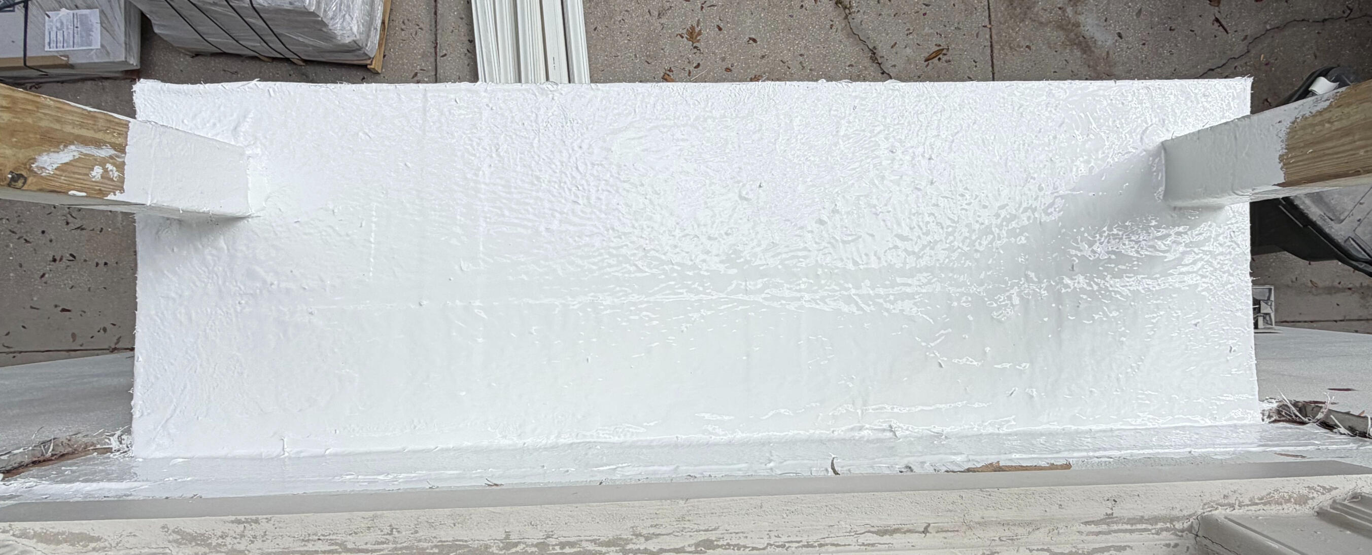 Designed for dynamic structural movement, this elastic coating is embedded with a robust glass and polyamide mesh. The application features rubberized joint reinforcement to ensure a watertight, UV-resistant seal across all surfaces.