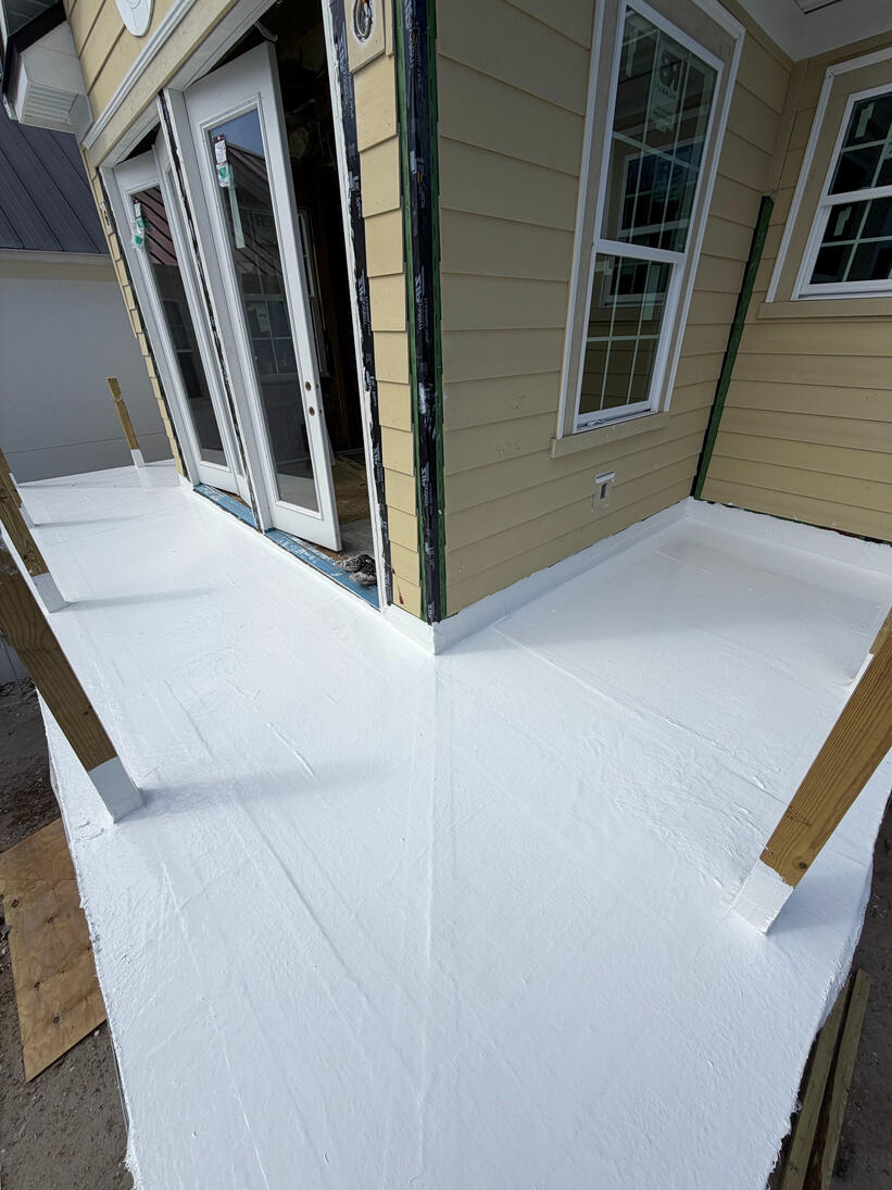 A highly elastic waterproofing membrane reinforced with industrial glass fiber and polyamide mesh for superior durability. This seamless system utilizes rubberized joint sealing to withstand structural movement and resist sun damage.