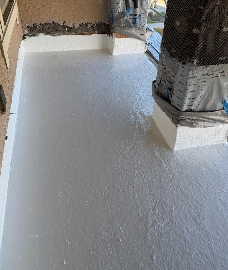 An advanced protective layer fusing flexible polyurethane with glass fiber and polyamide reinforcement for added strength. This system incorporates rubberized joint detailing to bridge structural gaps and remain UV-stable in harsh weather.